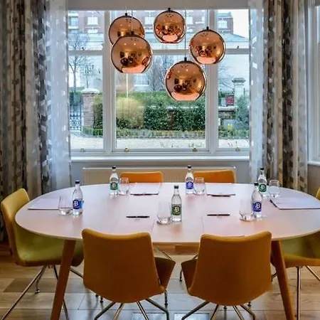 Merrion Hall Hotell 4*